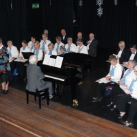 kerst3 - Seniorenkoor de Oase luisterde de bijeenkomst op.