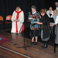 kerst4 - Pastor van Sambeek werd geassisteerd door twee SVR-leden.