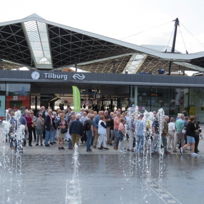 img 9283samenopdefotovoorhetstationendaningroepenmetdegidsmee. - Samen op de foto voor het station en dan in groepen met een gids mee