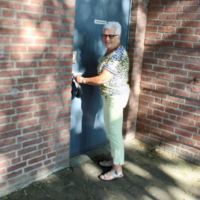 14juni2021 oaseweeropen 1.jpeg - Gastvrouw Teuni van Boxel opent de deur van de Oase, we zijn er weer welkom.