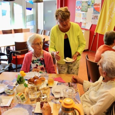 High tea, gastvrouwen pakken uit