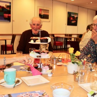 High tea, gastvrouwen pakken uit