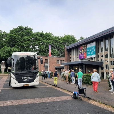 de bus staat klaar voor vertrek - 