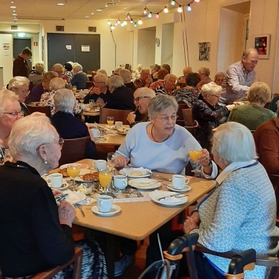 geanimeerde gesprekken aan tafel - 