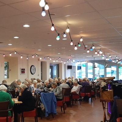 volle zaal tijdens de 80-plusdag - 