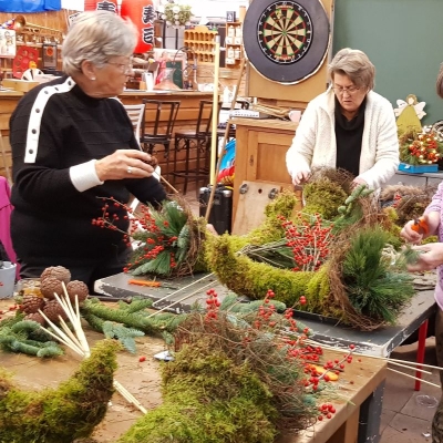 Kerstsfeer bij workshop bloemschikken