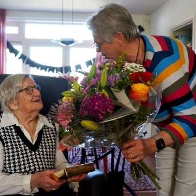 Felicitaties voor 100-jarige Johanna van de Burg