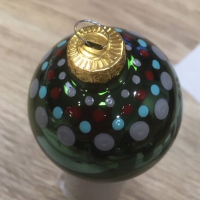 Kleurrijke workshop kerstballen stippen