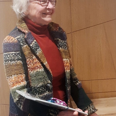 2023-12-15 - Betty Leenaars, penningmeester/secretaris van de Kunstkring, werd in het zonnetje gezet vanwege haar bestuursfunctie vanaf het eerste uur