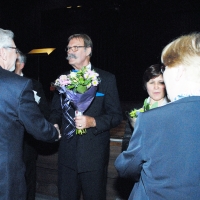korenmiddag13bloemenvoorcorandeweg - Wim Willems reikt een bloemetje uit aan Cor Andeweg, voorzitter van ons zangkoor De Oase.