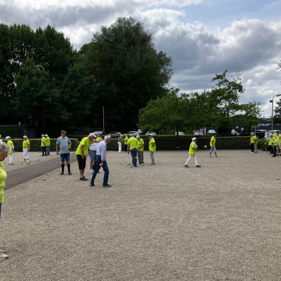 Jeu de boulestoernooi met heerlijke aardbeien