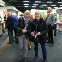 veldhoven6 - De twee reisleiders van de excursie naar de seniorenexpo: Trudy en Els