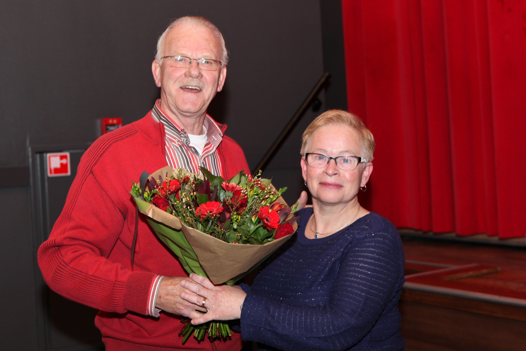 Els van Oosterhout, het 1401-ste lid van SV-Rijen, krijgt en bloemetje van de voorzitter.